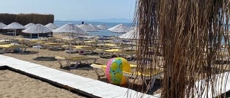 Yksityinen ranta lähistöllä, aurinkotuoleja, aurinkovarjoja