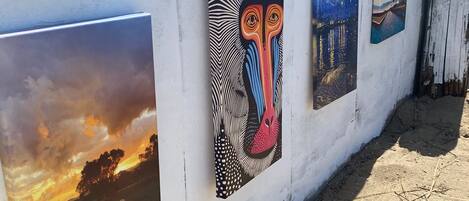 Una serie de obras de arte en una pared blanca, cada una representando escenas diferentes.