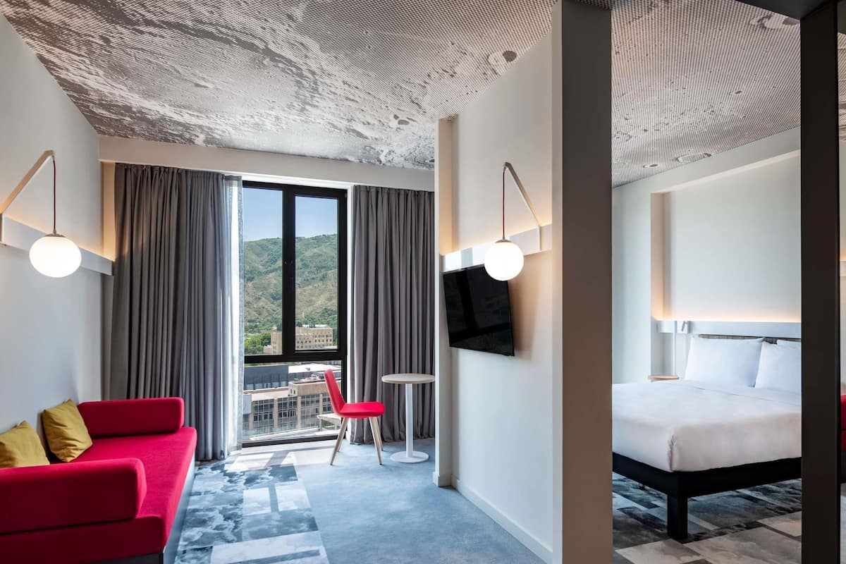 Habitación Premium, 1 cama Queen size y sofá cama (Premium) | Insonorización, cunas gratuitas, wifi gratis y ropa de cama