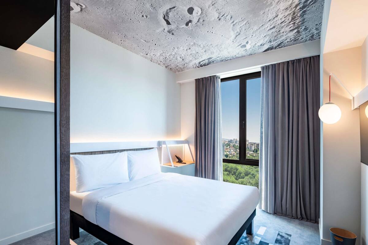 Kalis bunyi, katil bayi/kot (percuma), Wi-fi percuma, cadar katil