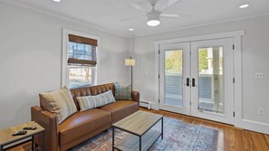 Living area - Renovated Water Haus ⎥ +8 beds ⎥ Historic Waterfront

 (Warren)