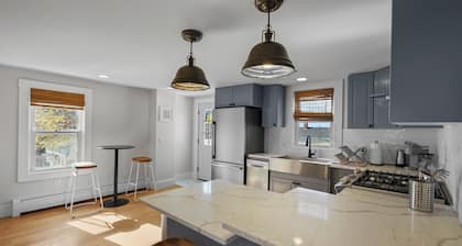 Renovated Water Haus ⎥ +8 beds ⎥ Historic Waterfront