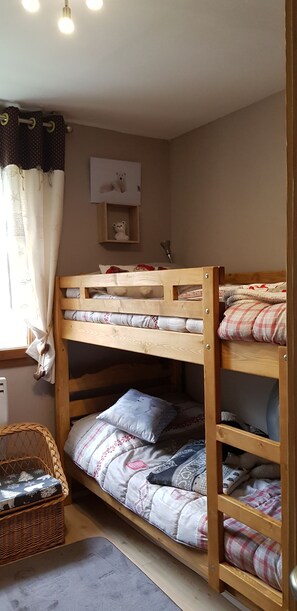 2 bedrooms, iron/ironing board, travel cot, WiFi