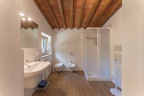 Casa, vista para a colina | Banheiro | Chuveiro, secador de cabelo, toalhas de banho 