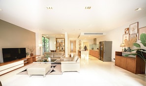 45-inch Smart TV with cable channels, fireplace, books - BRG GOLF - Danang Private Pool Villa 3BR (Da Nang)