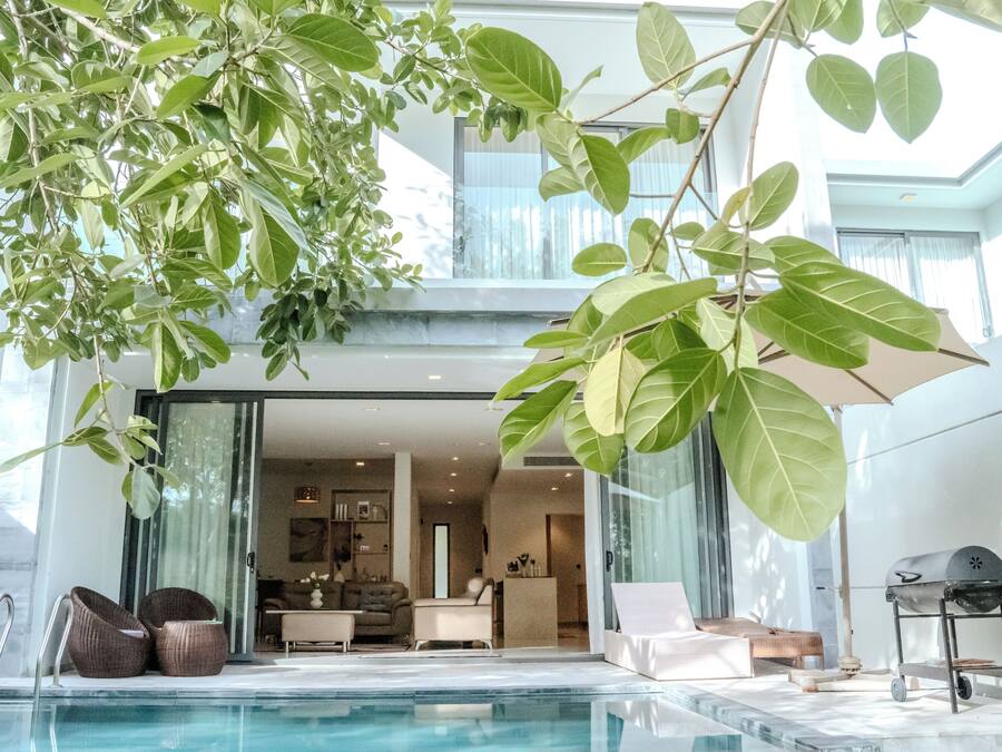 Una piscina al aire libre