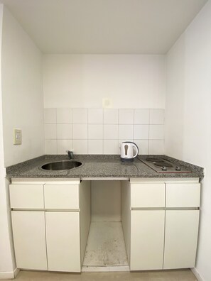 Refrigerador, microondas, cafetera y tetera y tetera eléctrica 