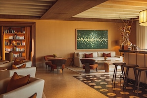 2 bars/lounges, beach bar