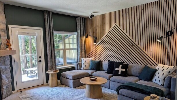 Una sala moderna con un sofá modular, una mesa de centro redonda y vistas al exterior a través de una ventana.