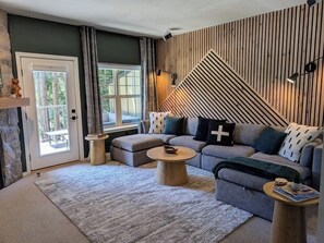 Televisión, chimenea, videojuegos, reproductor de DVD