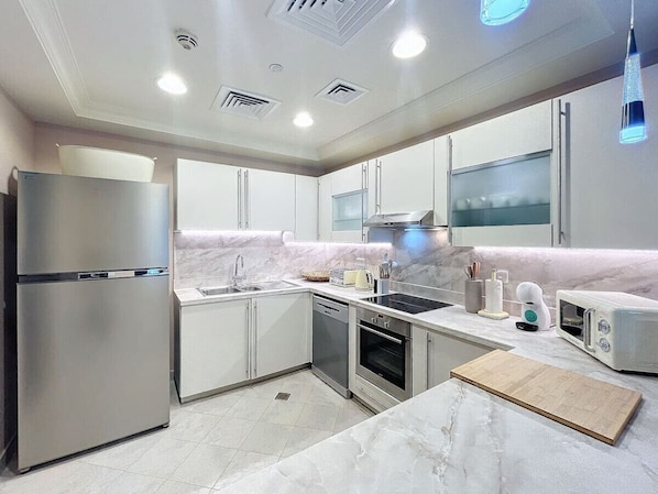 Fridge, microwave, oven, stovetop