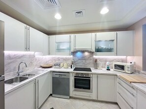 冷蔵庫、電子レンジ、オーブン、コンロ