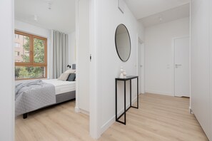 2 soverom, skrivebord, skrivebord for bærbar PC og sengetøy