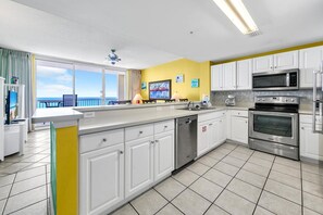Réfrigérateur, four à micro-ondes, un four, surface de cuisson