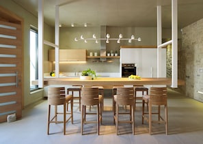 Full-sized fridge, microwave, oven, stovetop - Youphoria Villas (Kissamos)