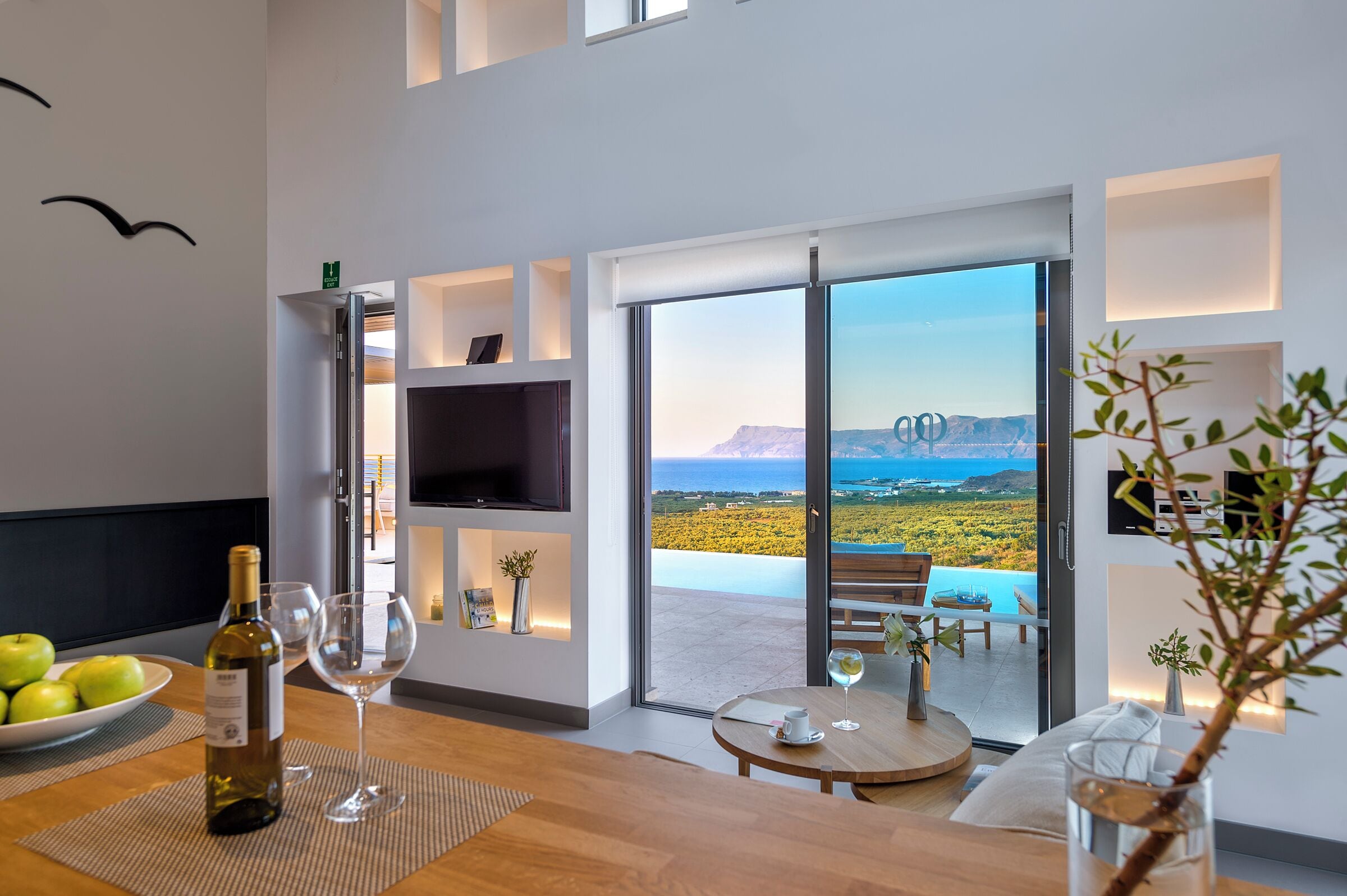 42-英寸智能电视（配备数码频道）、Netflix、流媒体服务