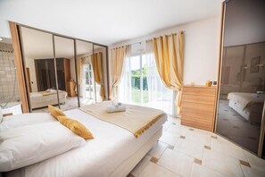 4 bedrooms, desk, iron/ironing board, travel cot - Luxury Home -Villa-Pool-Jacuzzi-Family- pool table (Montferrier-sur-Lez)