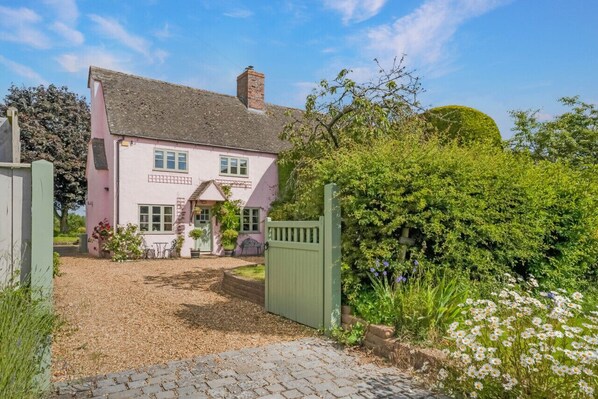 Exterior - Beautiful 3BD Family Retreat in Oxfordshire (Foscot)