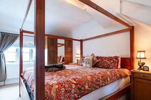 3 bedrooms, desk, iron/ironing board, free WiFi - Beautiful 3BD Family Retreat in Oxfordshire (Foscot)