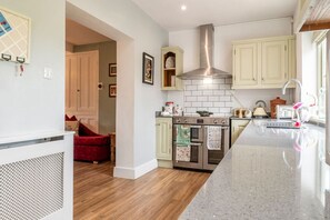 Micro-ondes, grille-pain, batterie de cuisine, vaisselle et ustensiles