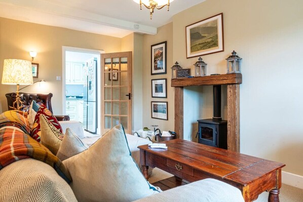 TV, fireplace - Beautiful 3BD Family Retreat in Oxfordshire (Foscot)