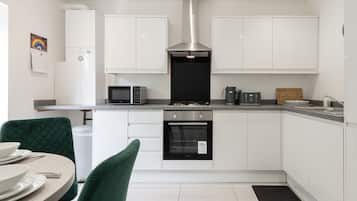 Jääkaappi, mikroaaltouuni, uuni, liesi