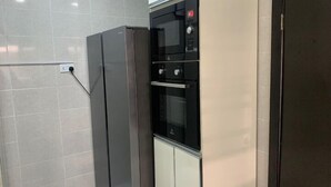 Appartement Deluxe, vue sur la ville | Cuisine privée | Réfrigérateur, four à micro-ondes, vaisselle et ustensiles