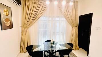 Apartemen Deluks, pemandangan kota | Makan di kamar