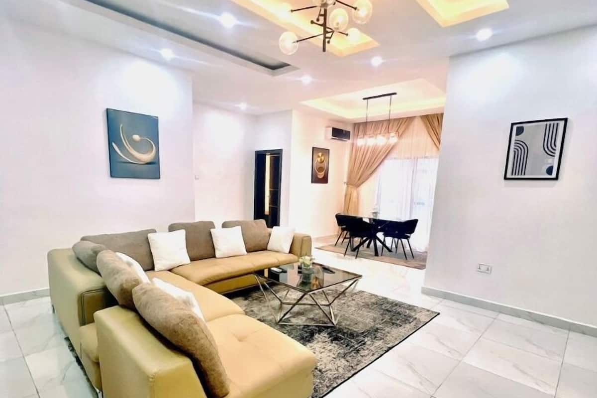 Deluxe Apartment, City View | Living area