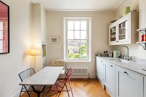 Basic Apartment | Private kitchen | Fridge, oven, stovetop, dishwasher - Charming Kentish Town Flat (London)
