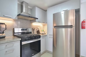 Micro-ondes, four, plaque de cuisson, lave-vaisselle