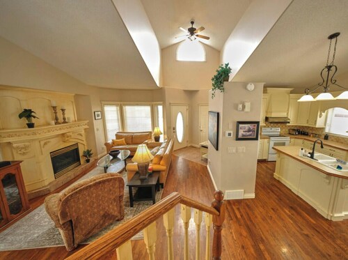 Il Veneto: 3BR, 2BA, C-Air, Sleeps 8, IR Sauna, Cozy Classic Taste of Italy