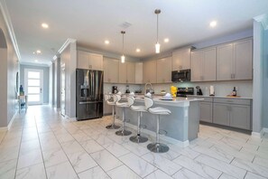 Geladeira, micro-ondas, fogão, cooktop