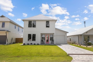 Exterior - Chic coastal retreat—minutes from the beach, with chef’s kitchen & private pool (Panama City Beach)