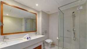Unclassified image, 5 of 23, button - Cosmopolitan Apt w Scenic Dubai Marina Vws (Dubai)