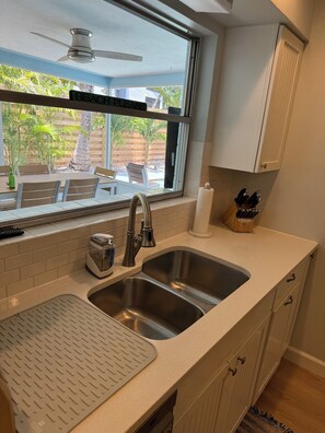 Microwave, oven, stovetop, dishwasher - Less than 7 minute walk to Siesta Key Beach. (Sarasota)