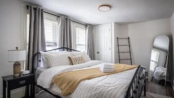 2 habitaciones, escritorio y tabla de planchar con plancha