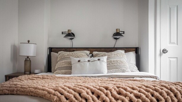 A neatly made bed with a textured blanket, two bedside lamps, and a lamp on a nightstand. - Walkable to Everywhere in Little Italy- Near CWRU, Cleveland Clinic Main Campus  (Cleveland)