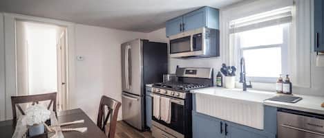 Geladeira, micro-ondas, fogão, cooktop