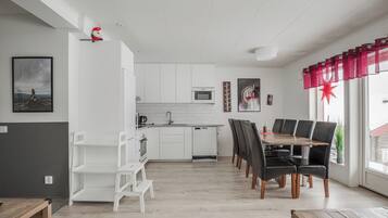 Full-size fridge, microwave, coffee/tea maker, electric kettle