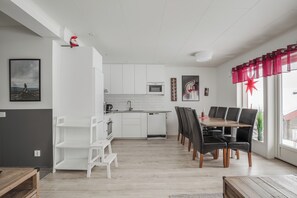 Full-sized fridge, microwave, coffee/tea maker, electric kettle - Parkstigens Lägenheter (Funasdalen)
