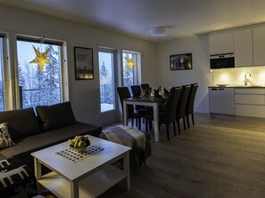 Een 48-inch flatscreentelevisie met kabelzenders en vloerwarming