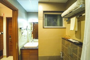 Shower, rainfall showerhead, free toiletries, hair dryer - Highland Hotel (Bengaluru)