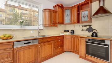 Dishwasher, coffee/tea maker, cookware/dishes/utensils