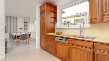 Dishwasher, coffee/tea maker, cookware/dishes/utensils