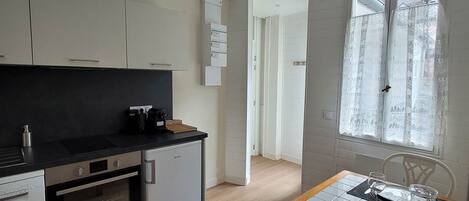 Kühlschrank, Mikrowelle, Ofen, Geschirrspüler