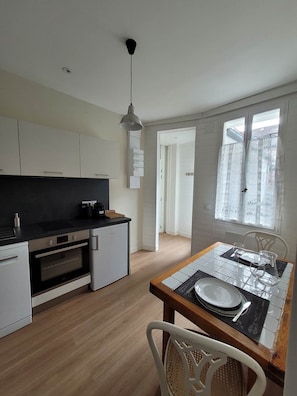 Kühlschrank, Mikrowelle, Ofen, Geschirrspüler