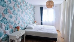 4 soverom, skrivebord, strykejern/-brett og reiseseng for barn