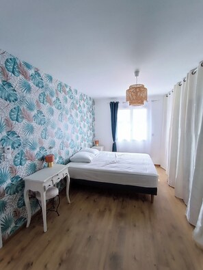 4 chambres, bureau, fer et planche à repasser, lit parapluie