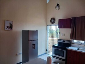 Køleskab, mikrobølgeovn, ovn, kogeplade